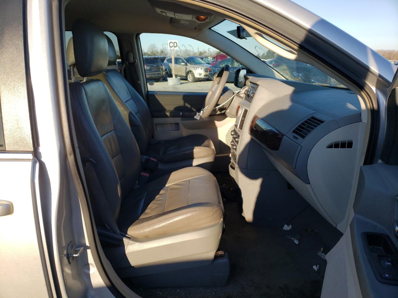 Photo 5 from auction – 2010 CHRYSLER TOWN & COU with VIN 2A4RR4DE0AR315165