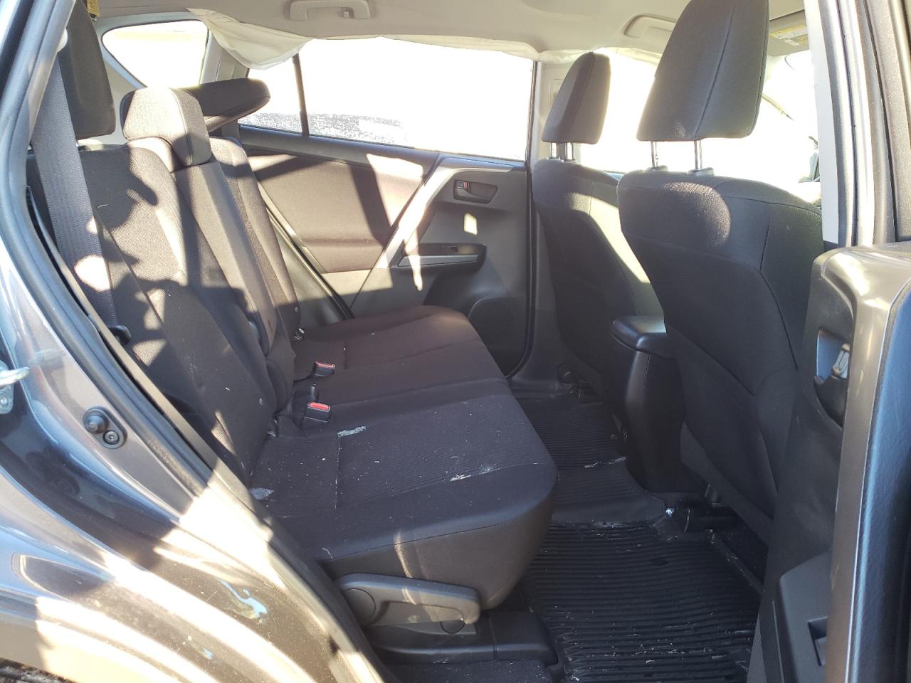 Photo 6 from auction – 2017 TOYOTA RAV4 LE with VIN JTMZFREV1HJ126291
