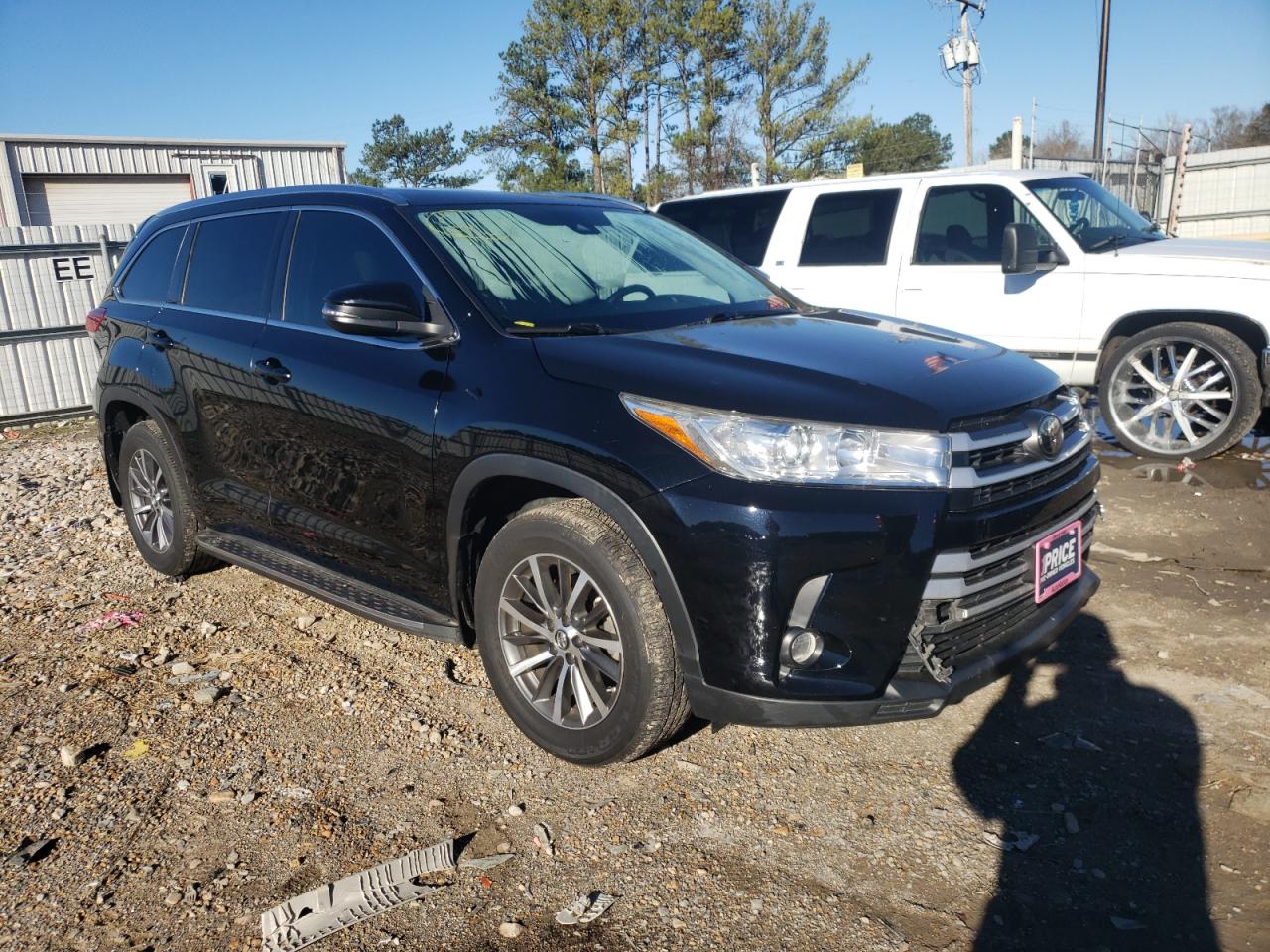 TOYOTA HIGHLANDER 2017 with VIN 5TDJZRFH6HS436680 - Photo from auction