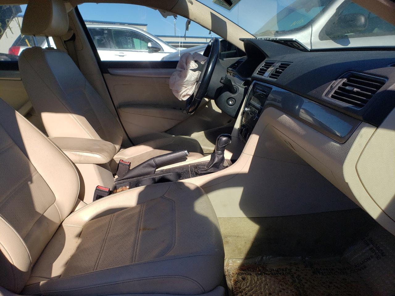 Photo 5 from auction – 2015 VOLKSWAGEN PASSAT S with VIN 1VWAS7A3XFC068455