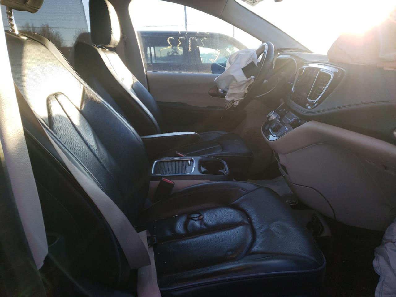 Photo 5 from auction – 2018 CHRYSLER PACIFICA L with VIN 2C4RC1GG8JR357585