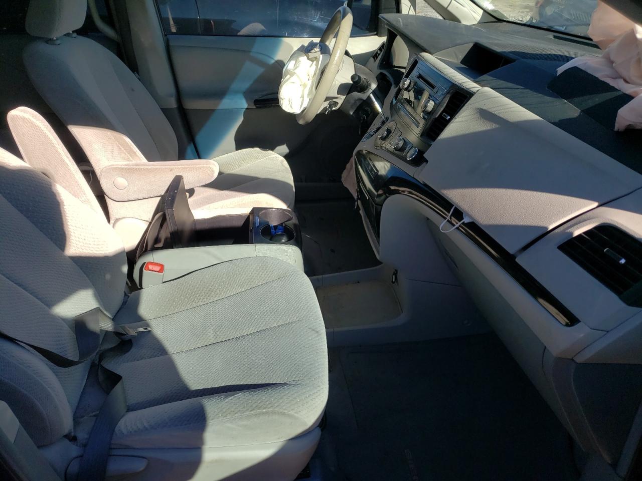 Photo 5 from auction – 2011 TOYOTA SIENNA LE with VIN 5TDKK3DC3BS023216