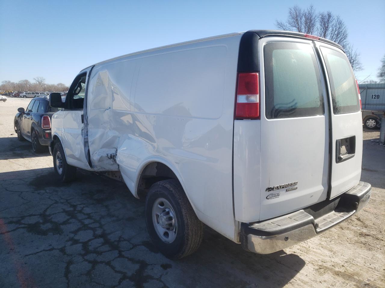 Photo 3 from auction – 2016 CHEVROLET EXPRESS G2 with VIN 1GCWGAFG0G1227659