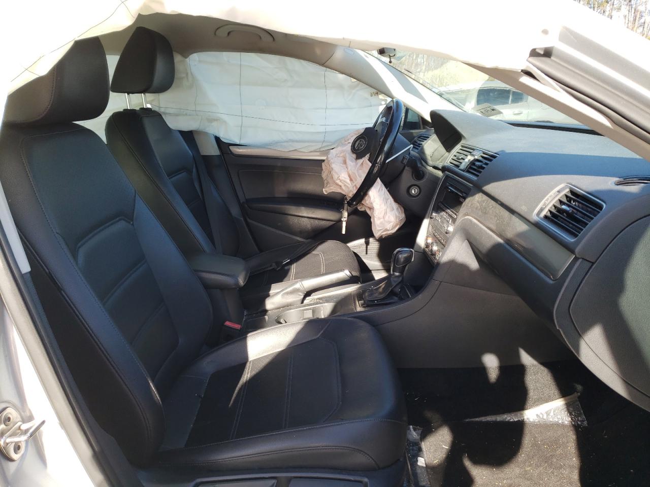Photo 5 from auction – 2015 VOLKSWAGEN PASSAT S with VIN 1VWAT7A32FC035303