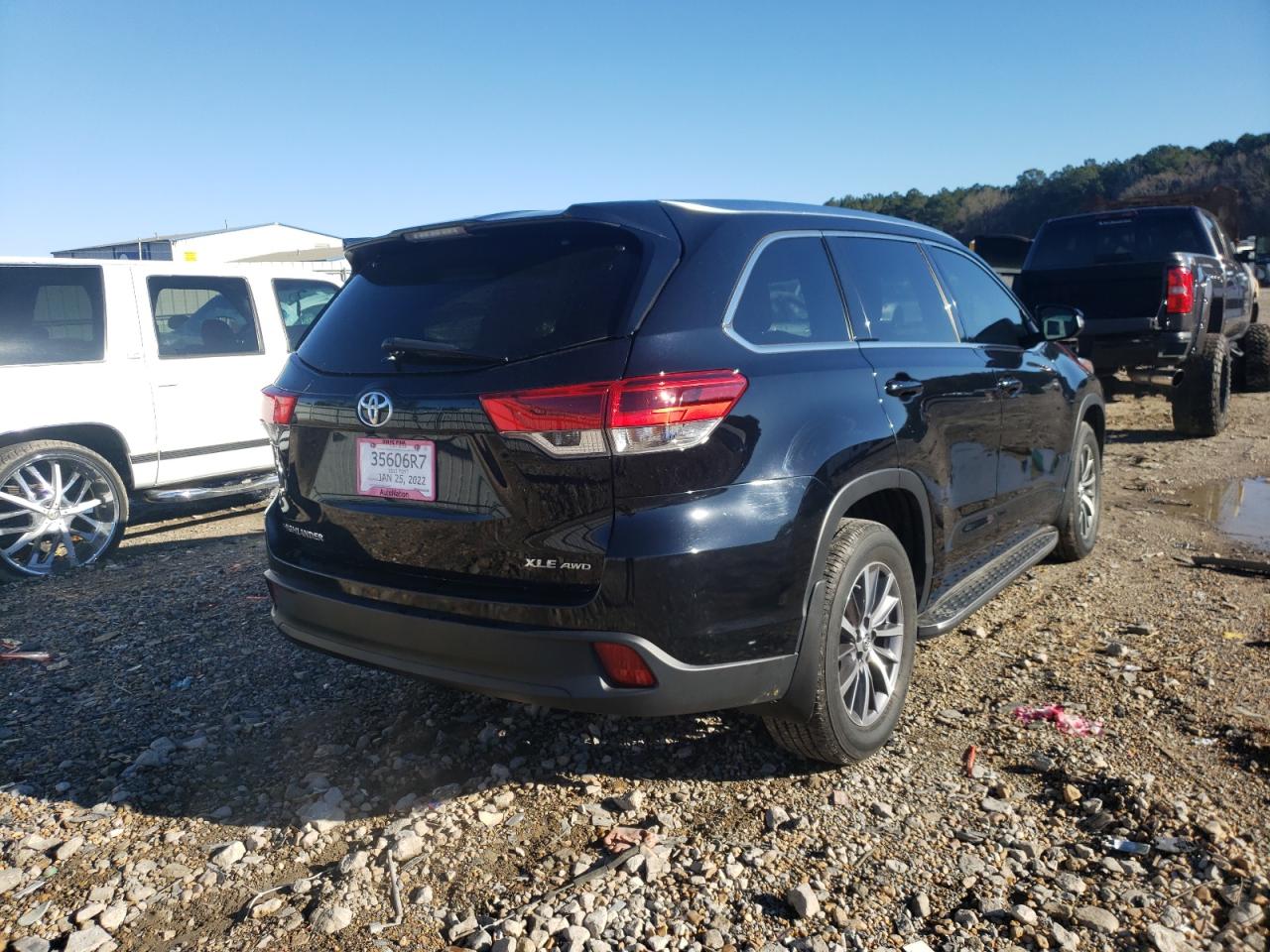 Photo 4 from auction – 2017 TOYOTA HIGHLANDER with VIN 5TDJZRFH6HS436680