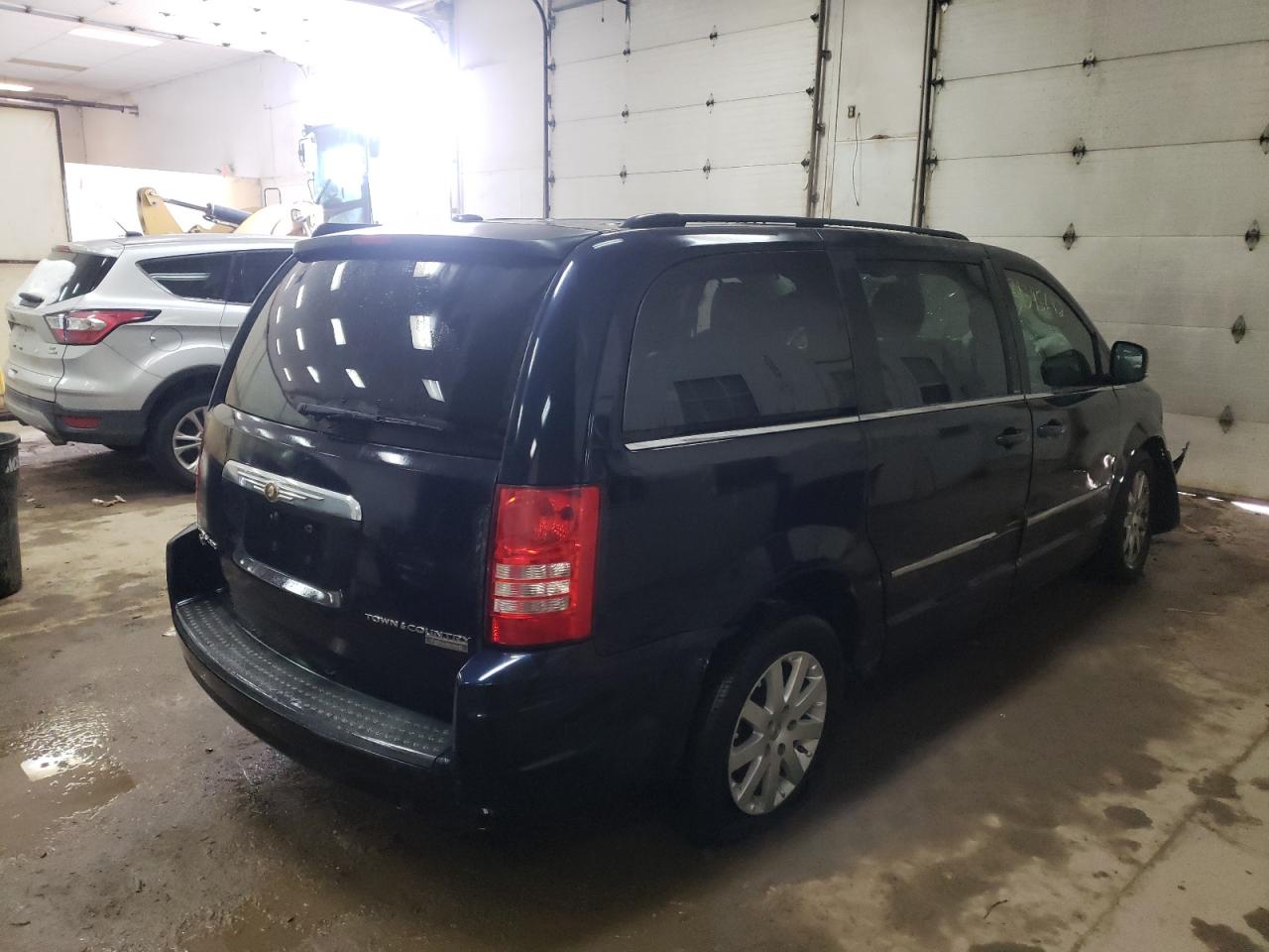 Photo 4 from auction – 2010 CHRYSLER TOWN & COU with VIN 2A4RR5DX3AR150820