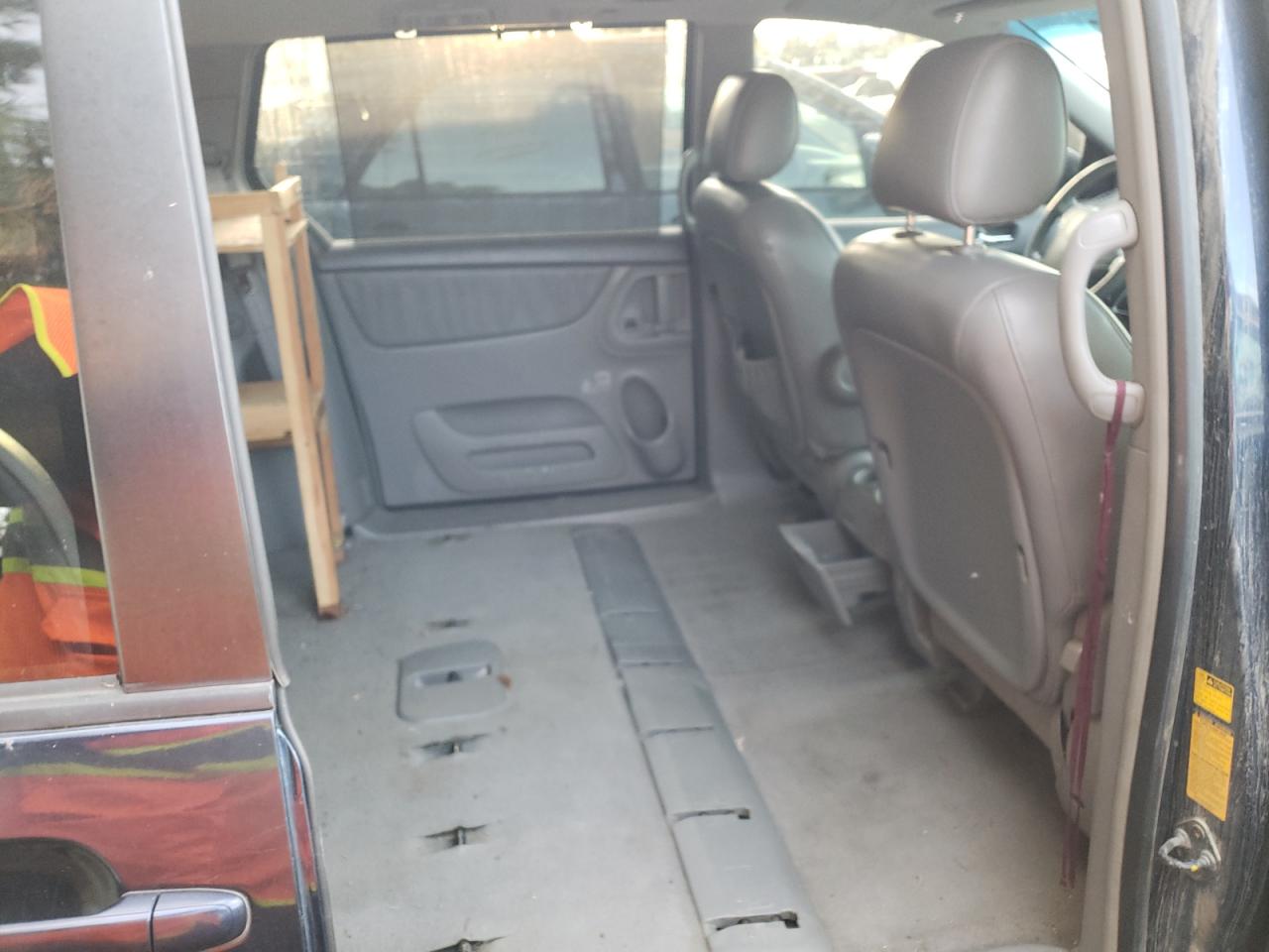 Photo 6 from auction – 2004 TOYOTA SIENNA XLE with VIN 5TDZA22C04S104546