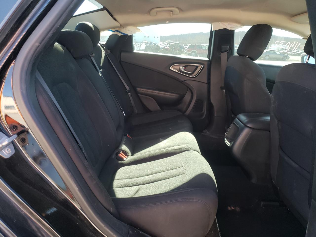 Photo 6 from auction – 2015 CHRYSLER 200 LIMITE with VIN 1C3CCCAB5FN745980