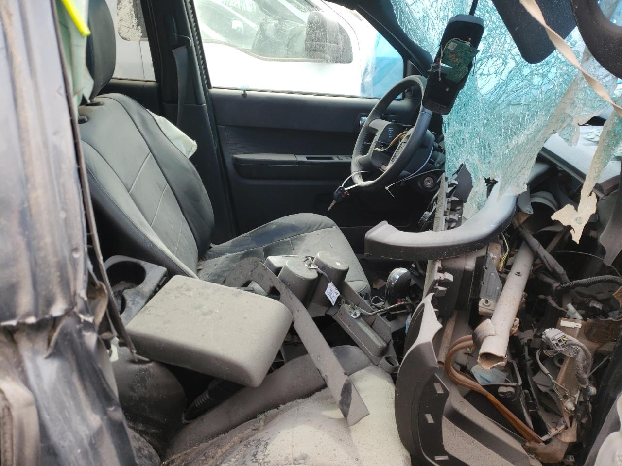 Photo 5 from auction – 2010 FORD ESCAPE LIM with VIN 1FMCU0EG2AKC88595