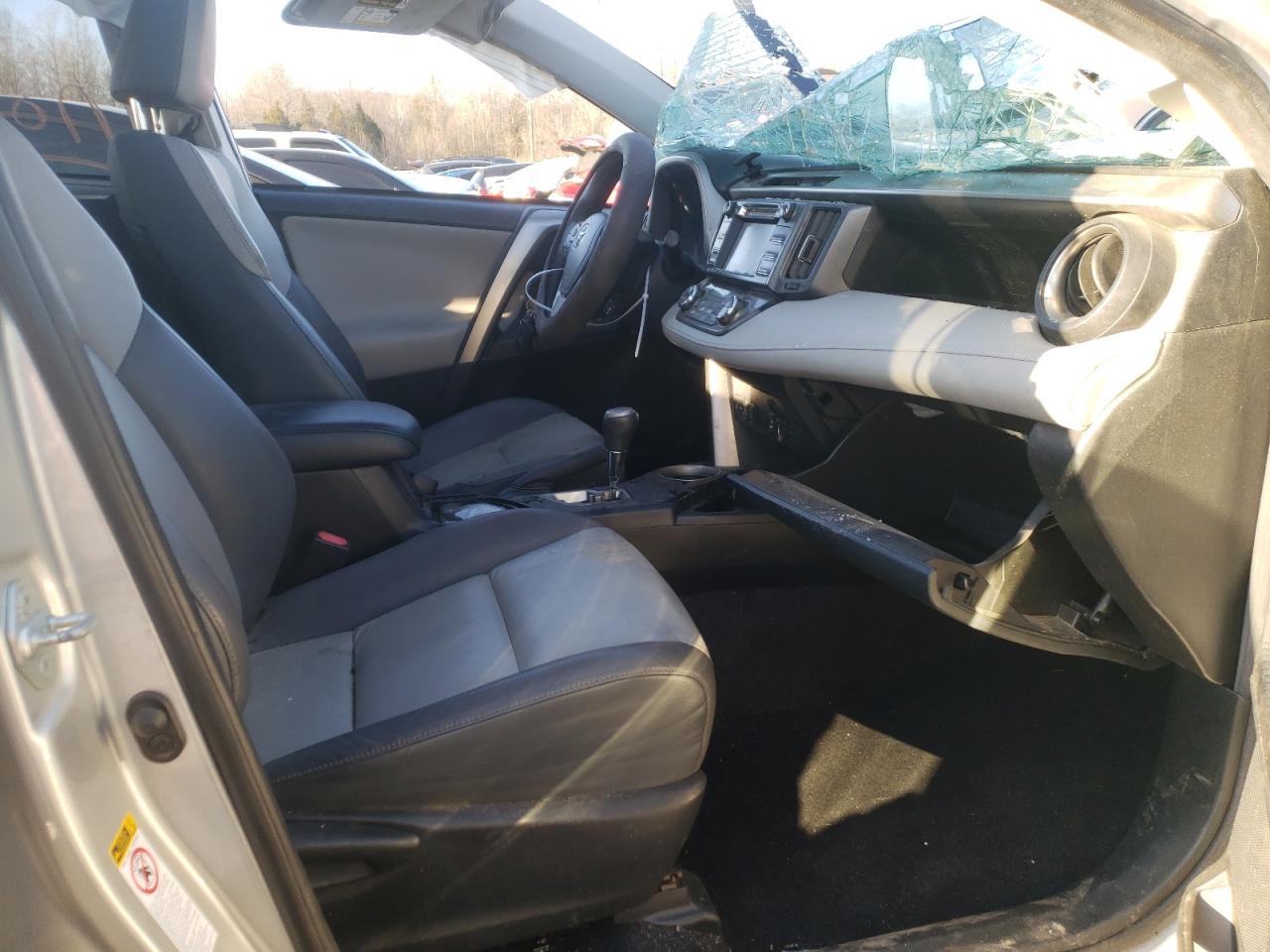 Photo 5 from auction – 2015 TOYOTA RAV4 LIMIT with VIN JTMDFREV5FD167030