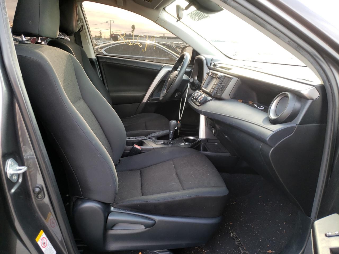 Photo 5 from auction – 2018 TOYOTA RAV4 LE with VIN JTMZFREV2JJ162433