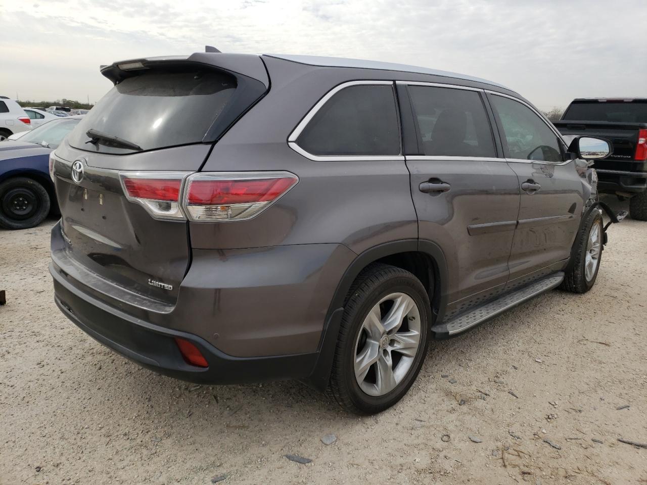 Photo 4 from auction – 2015 TOYOTA HIGHLANDER with VIN 5TDYKRFH2FS119012