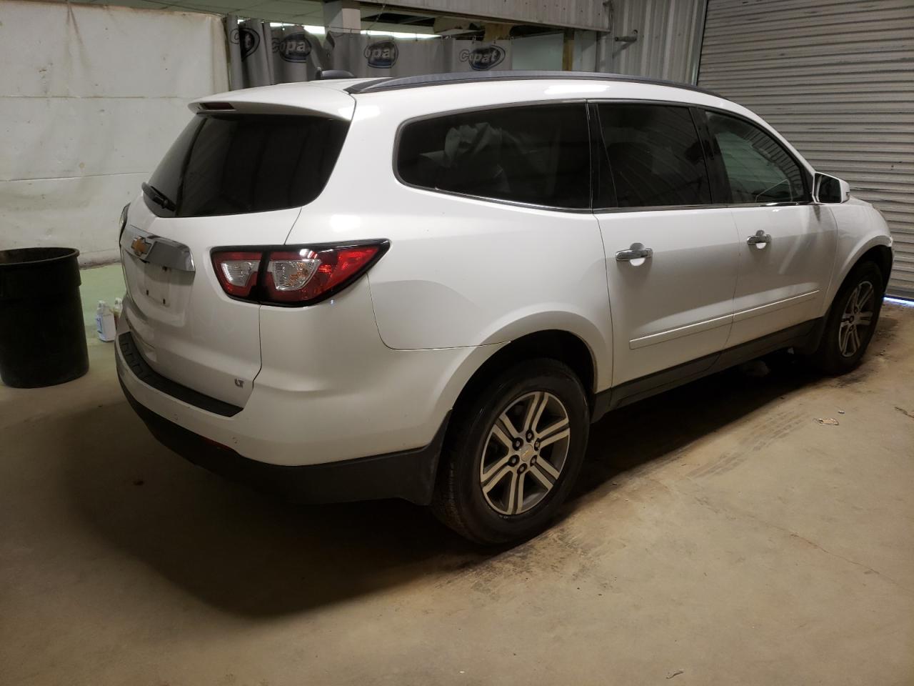 Photo 4 from auction – 2017 CHEVROLET TRAVERSE L with VIN 1GNKVGKD7HJ111919