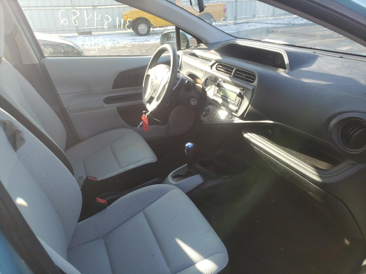 Photo 5 from auction – 2014 TOYOTA PRIUS C with VIN JTDKDTB34E1085593
