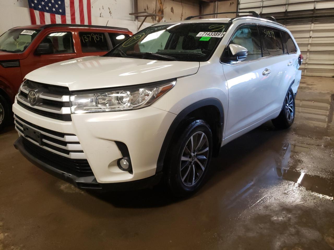 Photo 2 from auction – 2017 TOYOTA HIGHLANDER with VIN 5TDJZRFH8HS396845