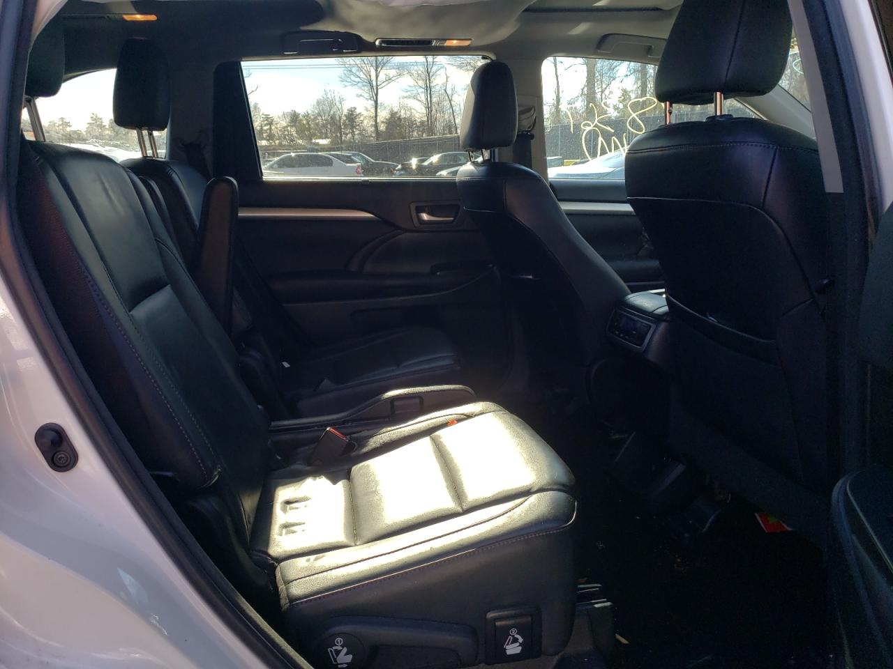 Photo 6 from auction – 2015 TOYOTA HIGHLANDER with VIN 5TDJKRFH0FS205260