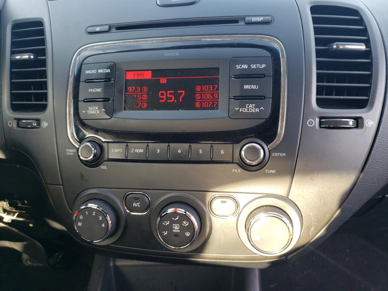 Photo 9 from auction – 2017 KIA FORTE LX with VIN 3KPFK4A72HE028604