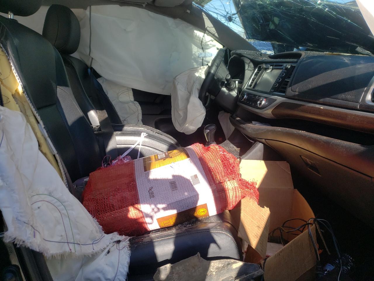 Photo 5 from auction – 2015 TOYOTA HIGHLANDER with VIN 5TDYKRFH0FS069985