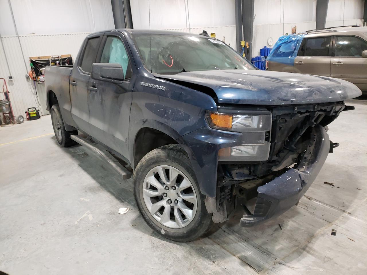 CHEVROLET SILVERADO 2019 with VIN 1GCRYBEFXKZ242432 - Photo from auction