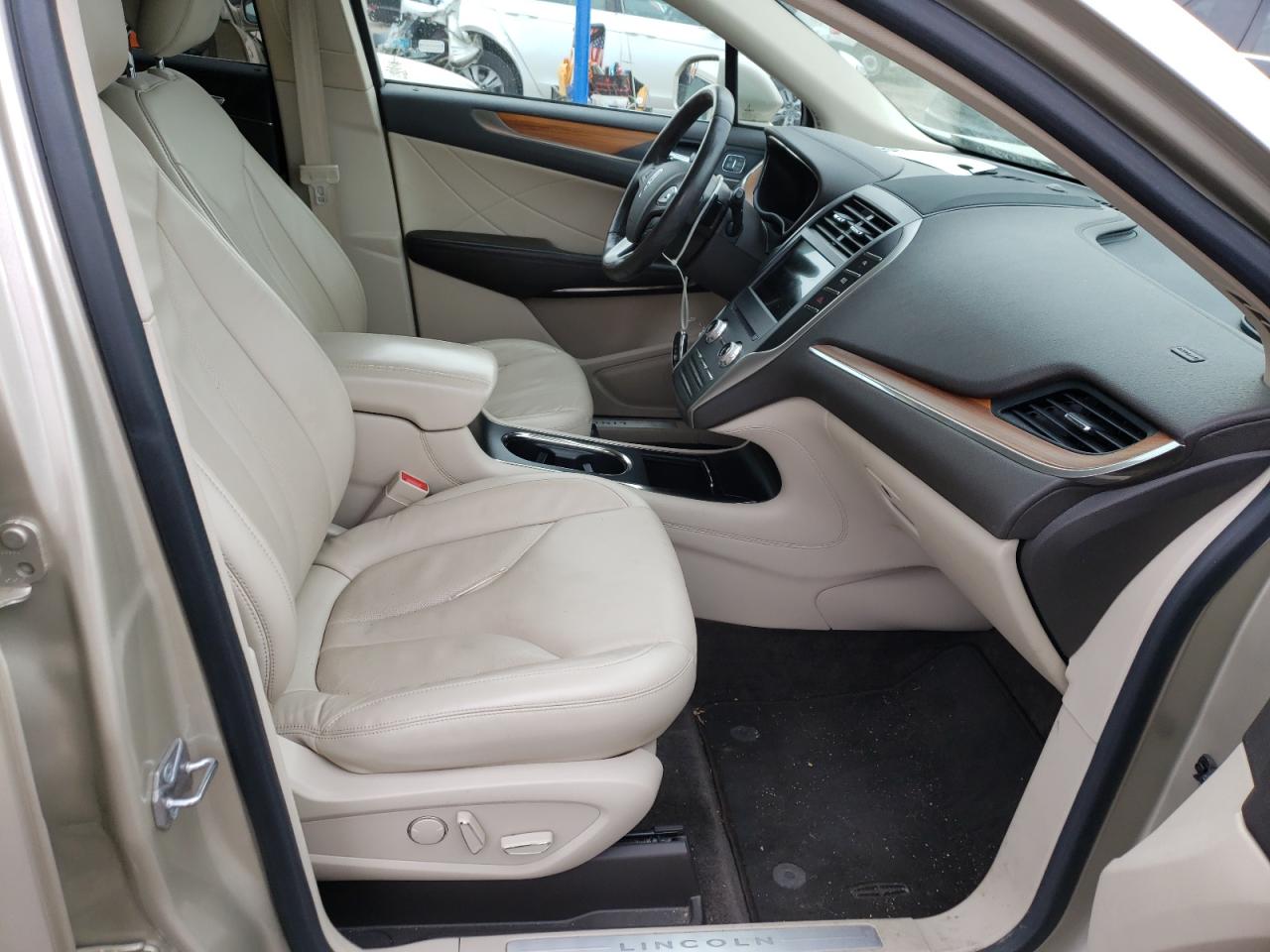 Photo 5 from auction – 2017 LINCOLN MKC SELECT with VIN 5LMCJ2C90HUL33229