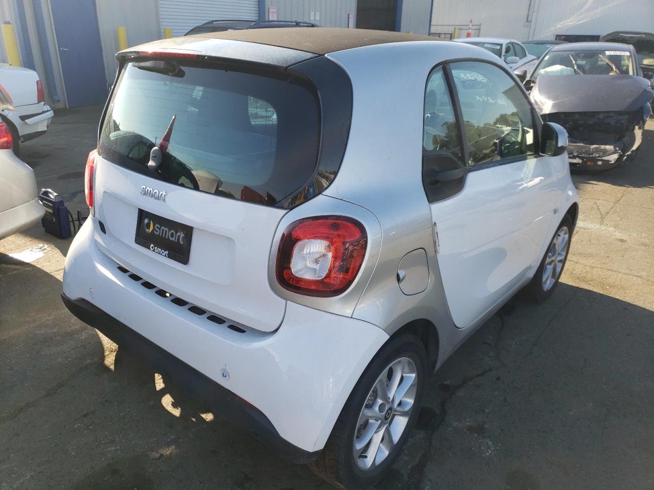 Photo 4 from auction – 2018 SMART FORTWO with VIN WMEFJ9BA3JK284166