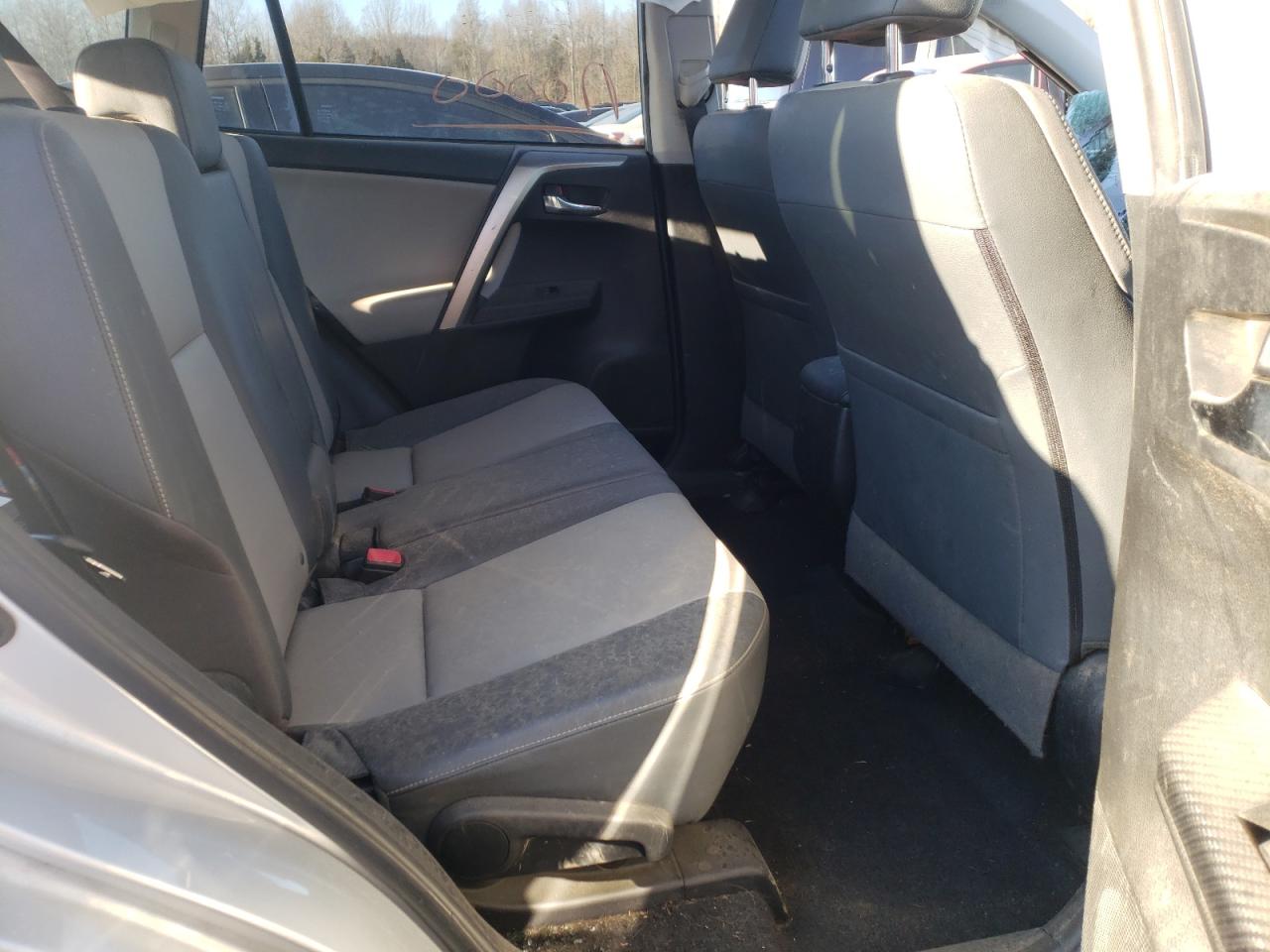 Photo 6 from auction – 2015 TOYOTA RAV4 LIMIT with VIN JTMDFREV5FD167030