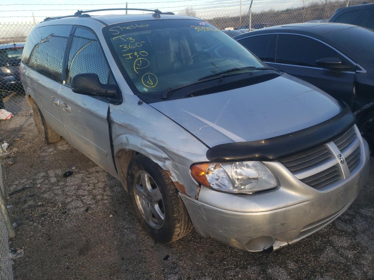 DODGE GRAND CARA 2005 with VIN 2D8GP44L75R423274 - Photo from auction