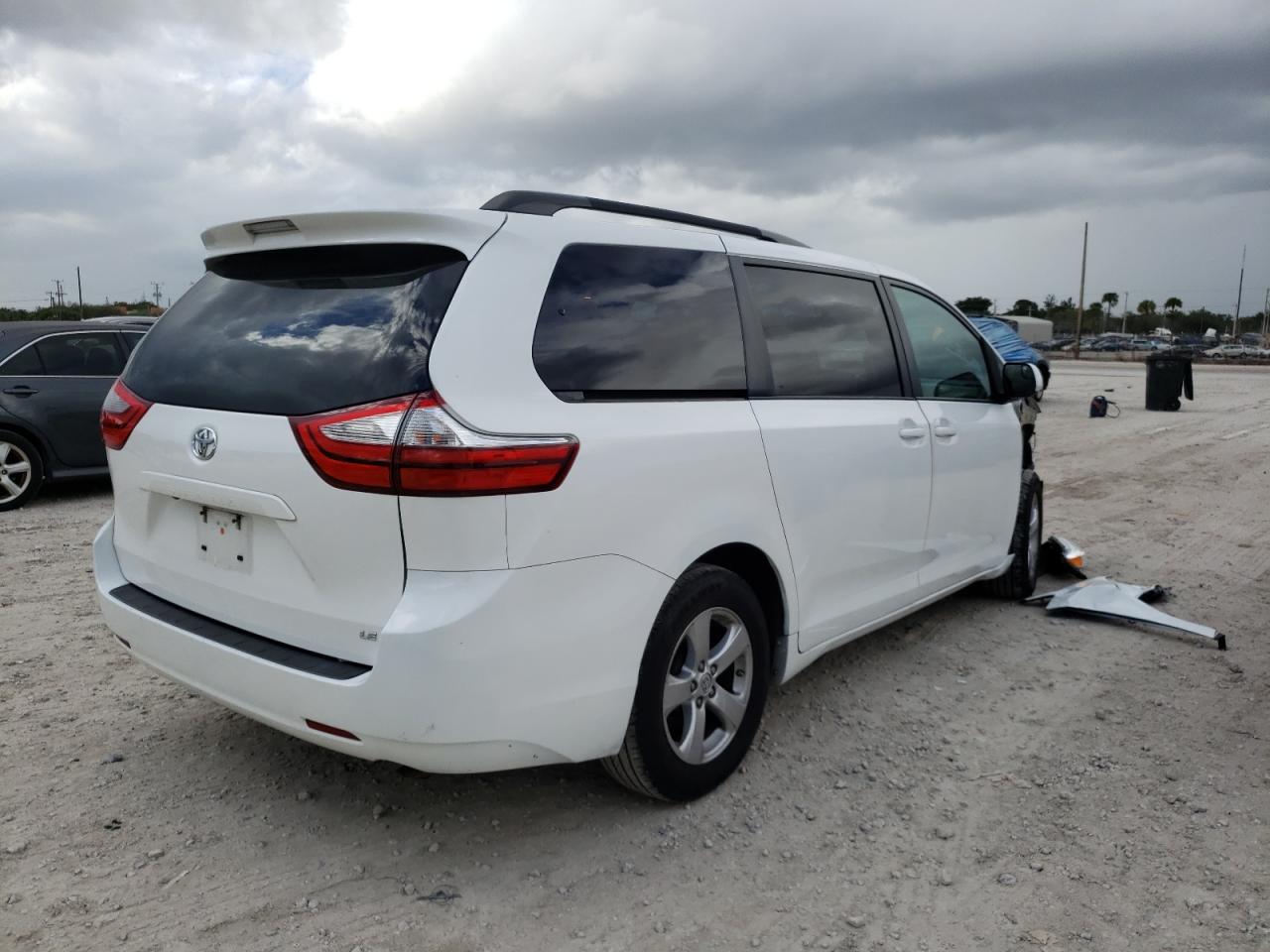 Photo 4 from auction – 2017 TOYOTA SIENNA LE with VIN 5TDKZ3DC0HS865614