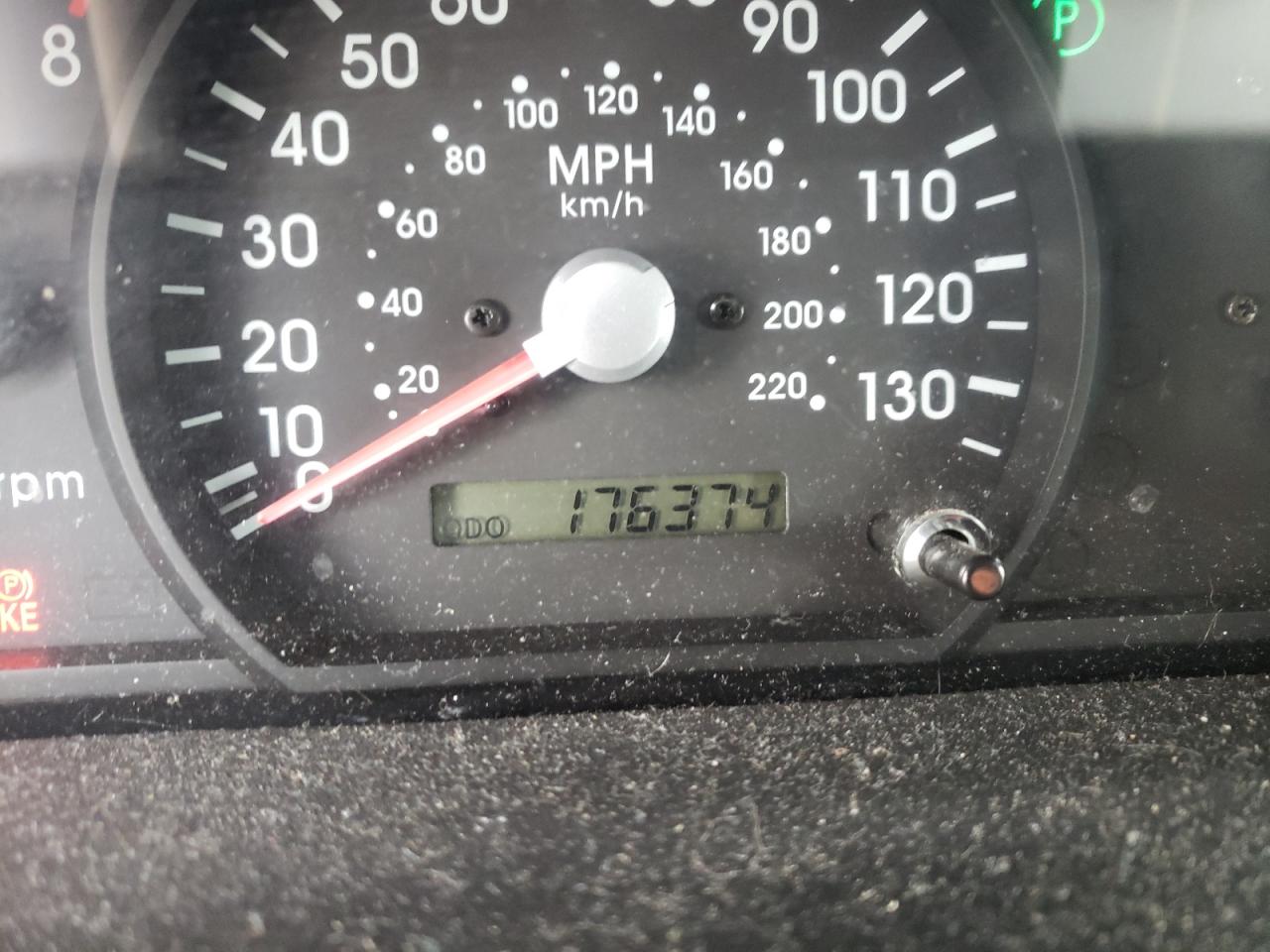 Photo 8 from auction – 2004 KIA SORENTO EX with VIN KNDJC733945325586