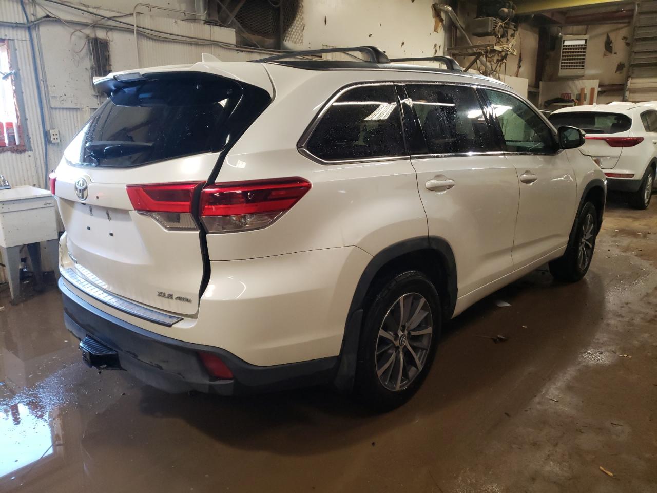 Photo 4 from auction – 2017 TOYOTA HIGHLANDER with VIN 5TDJZRFH8HS396845