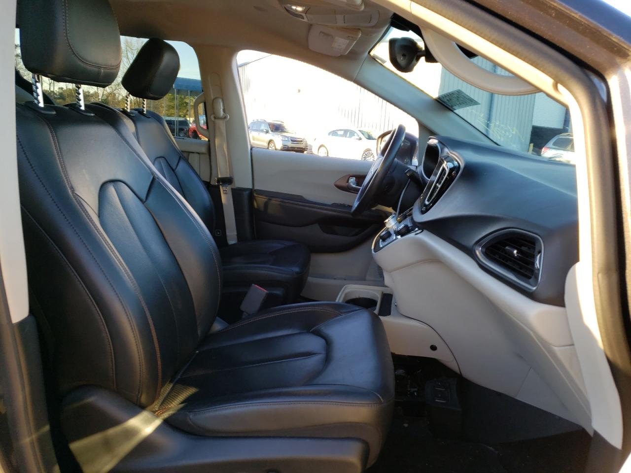 Photo 5 from auction – 2017 CHRYSLER PACIFICA T with VIN 2C4RC1EG9HR720778