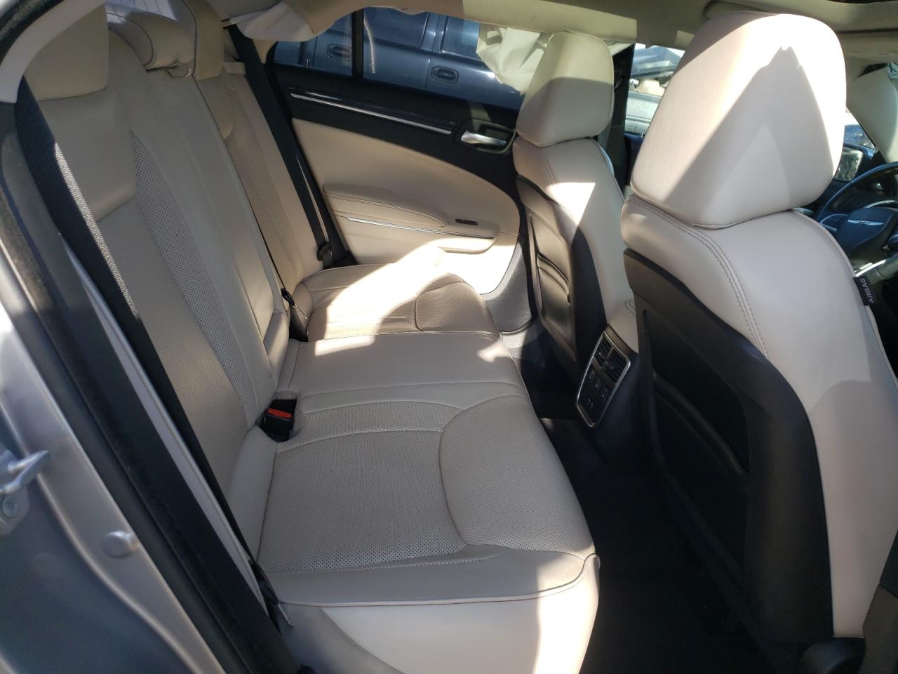 Photo 6 from auction – 2016 CHRYSLER 300C with VIN 2C3CCAKG0GH191031