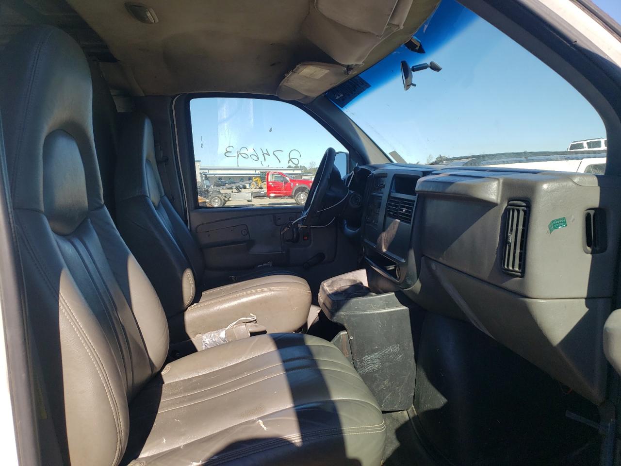 Photo 5 from auction – 2003 CHEVROLET EXPRESS G3 with VIN 1GCHG35U531101528