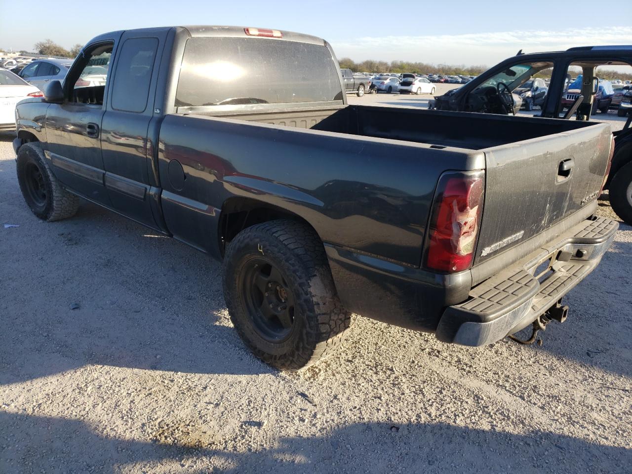 Photo 3 from auction – 2004 CHEVROLET SILVERADO with VIN 2GCEC19T941320380