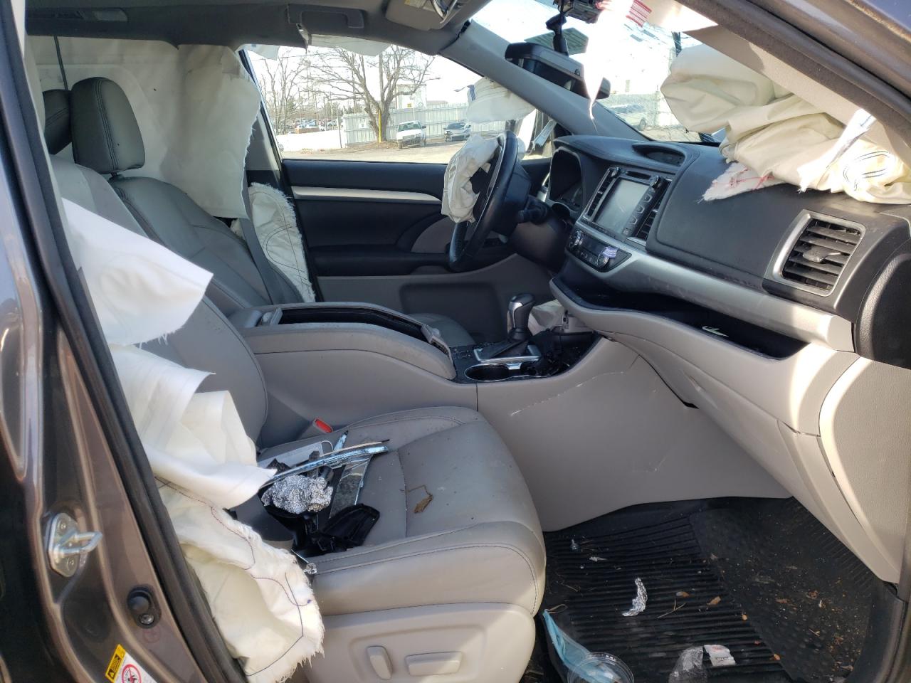 Photo 5 from auction – 2018 TOYOTA HIGHLANDER with VIN 5TDJZRFH0JS809962