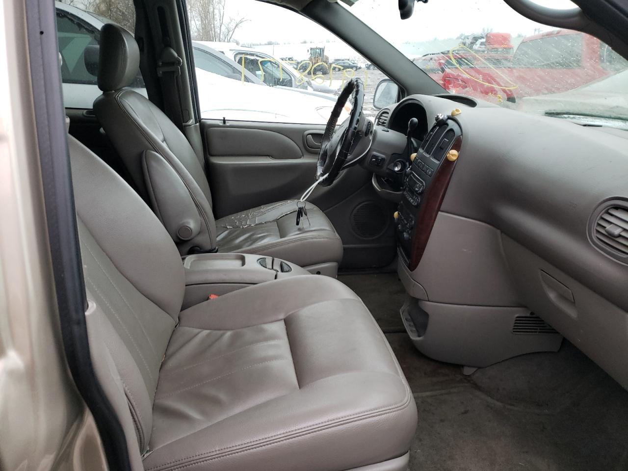 Photo 5 from auction – 2003 CHRYSLER TOWN AND C with VIN 2C8GP54L73R354974