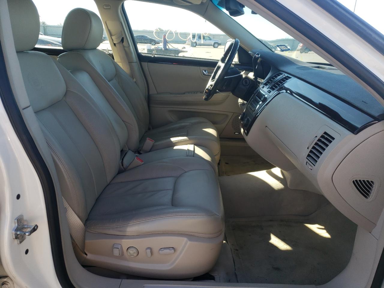 Photo 5 from auction – 2008 CADILLAC DTS with VIN 1G6KD57Y98U155336