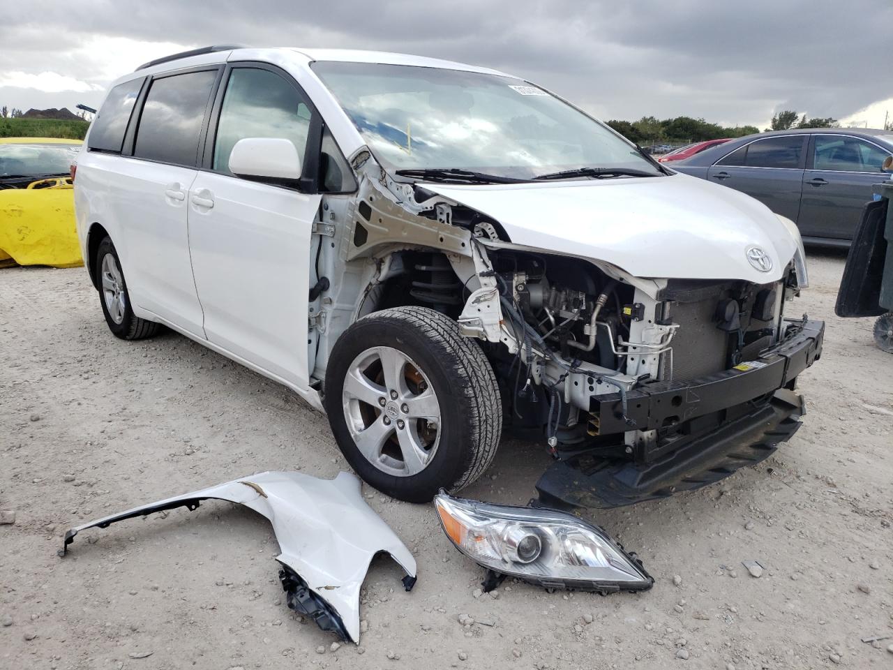 Photo 1 from auction – 2017 TOYOTA SIENNA LE with VIN 5TDKZ3DC0HS865614