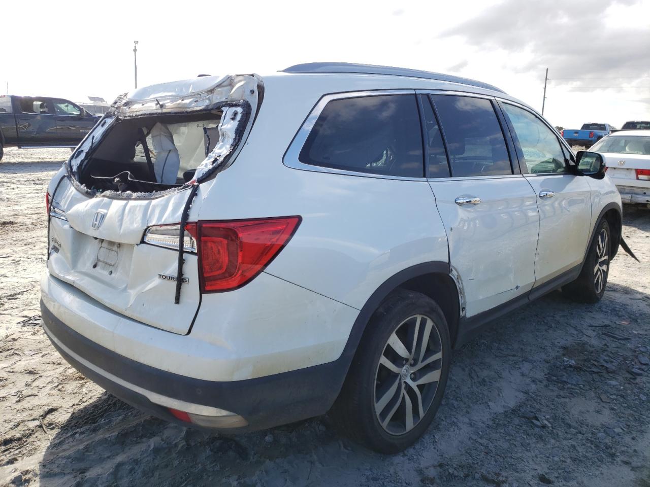 Photo 4 from auction – 2018 HONDA PILOT TOUR with VIN 5FNYF5H95JB019373