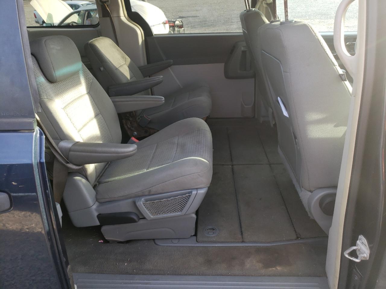 Photo 6 from auction – 2008 CHRYSLER TOWN & COU with VIN 2A8HR44H68R831559