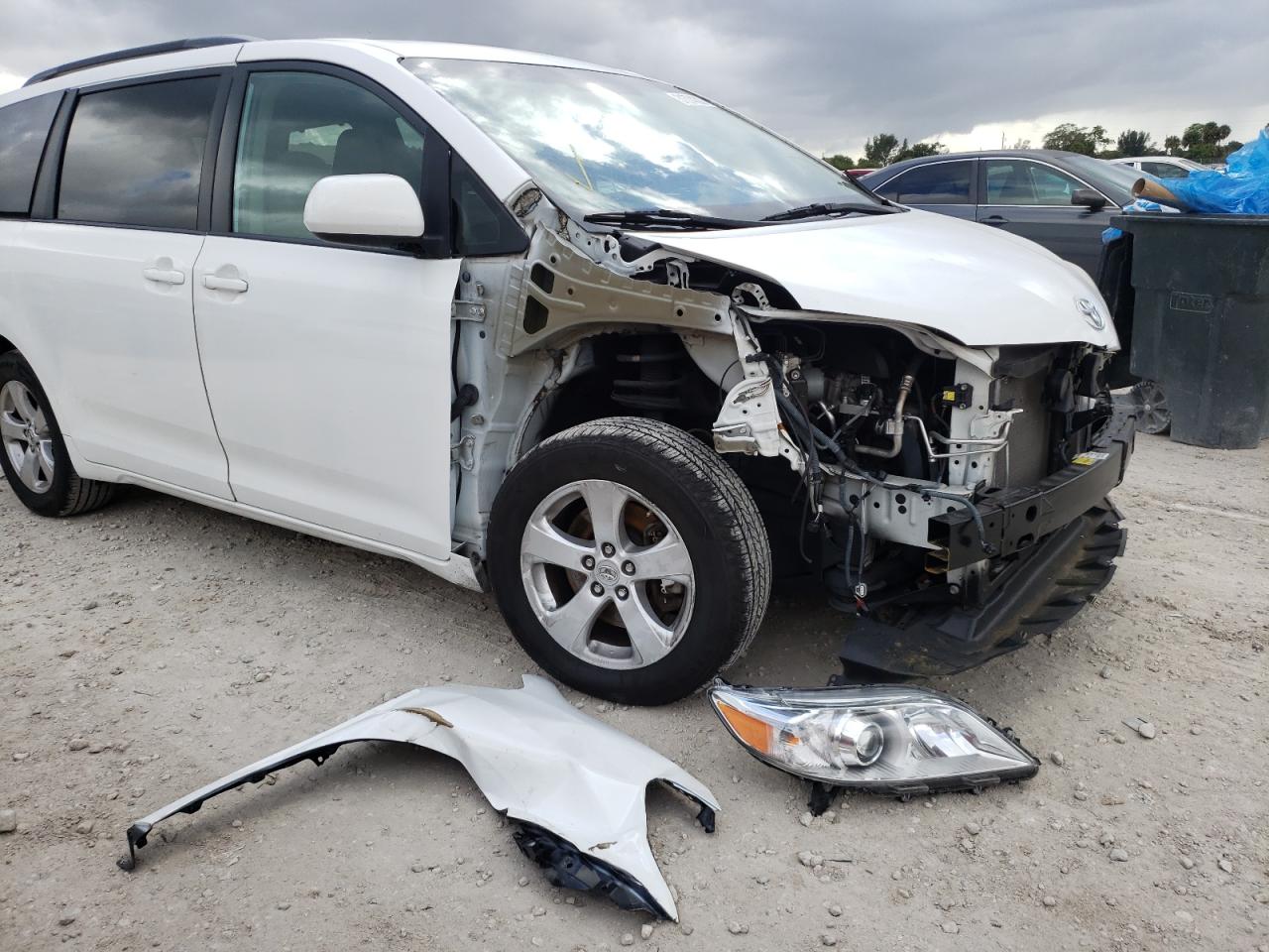 Photo 9 from auction – 2017 TOYOTA SIENNA LE with VIN 5TDKZ3DC0HS865614