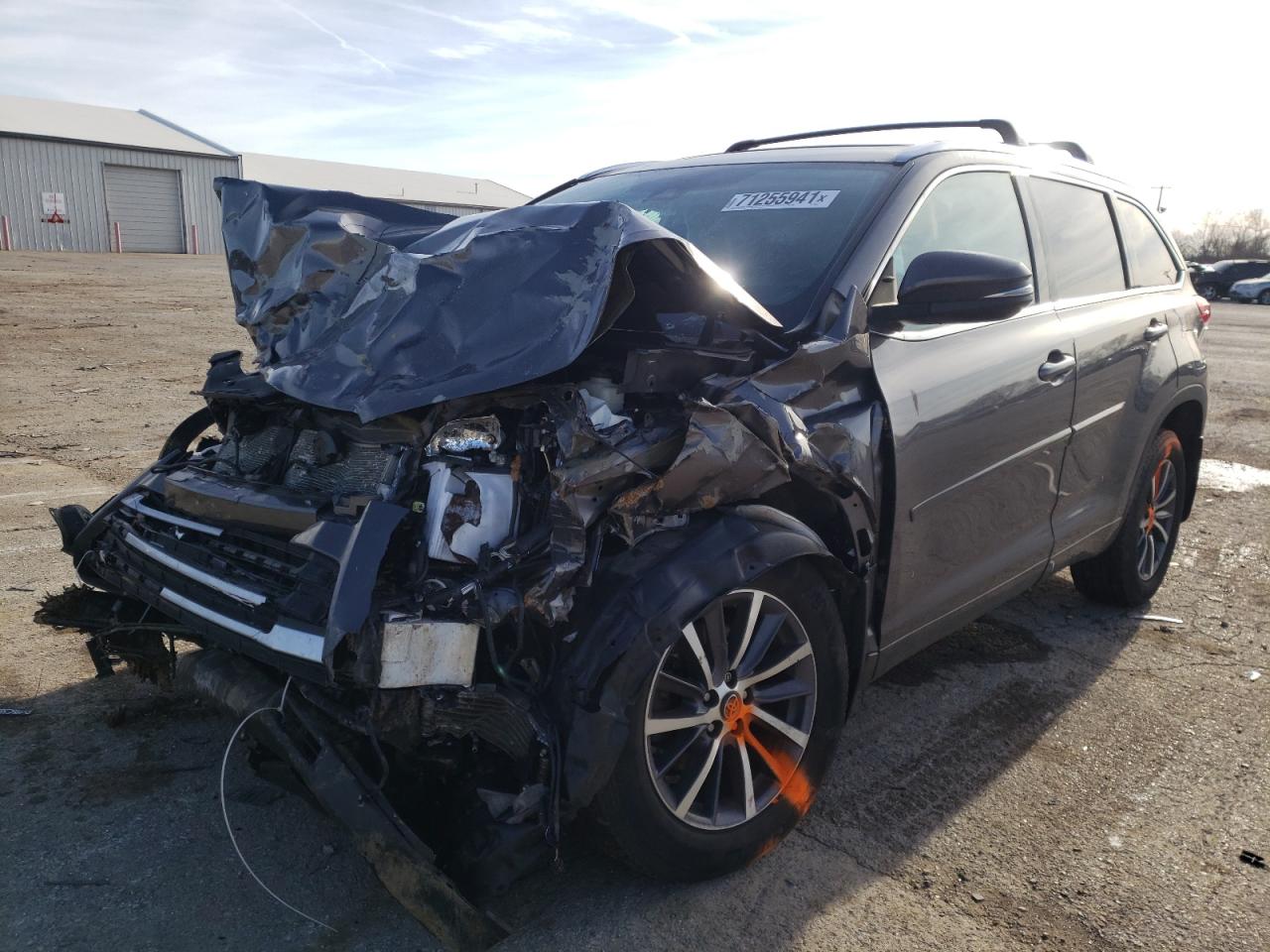 Photo 2 from auction – 2018 TOYOTA HIGHLANDER with VIN 5TDJZRFH0JS809962
