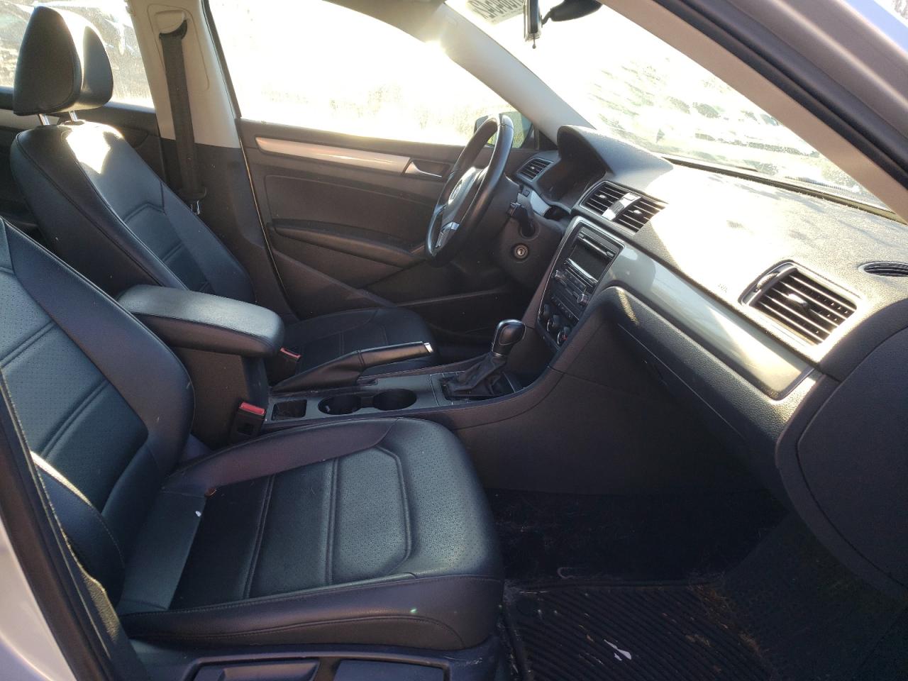 Photo 5 from auction – 2015 VOLKSWAGEN PASSAT S with VIN 1VWAT7A39FC014948