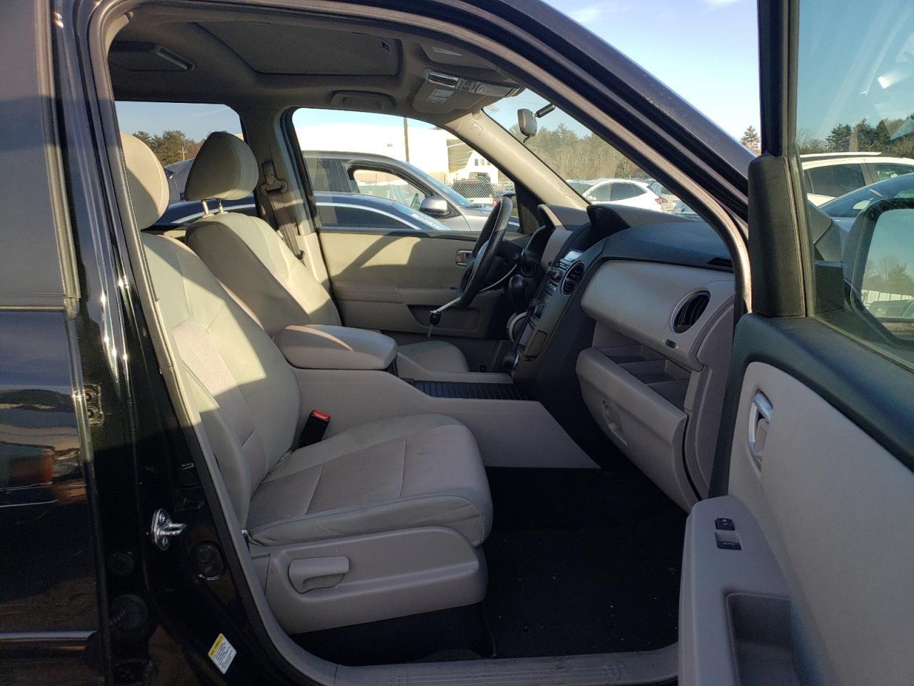 Photo 5 from auction – 2015 HONDA PILOT SE with VIN 5FNYF4H31FB077462