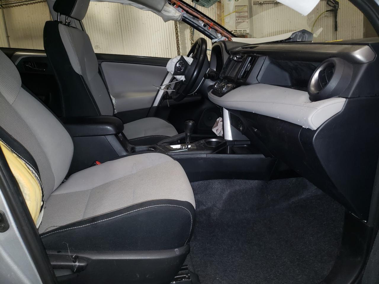 Photo 5 from auction – 2016 TOYOTA RAV4 XLE with VIN 2T3RFREV7GW489677