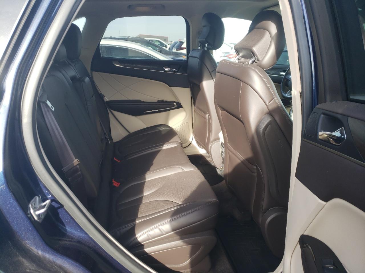 Photo 6 from auction – 2017 LINCOLN MKC RESERV with VIN 5LMCJ3D90HUL57115