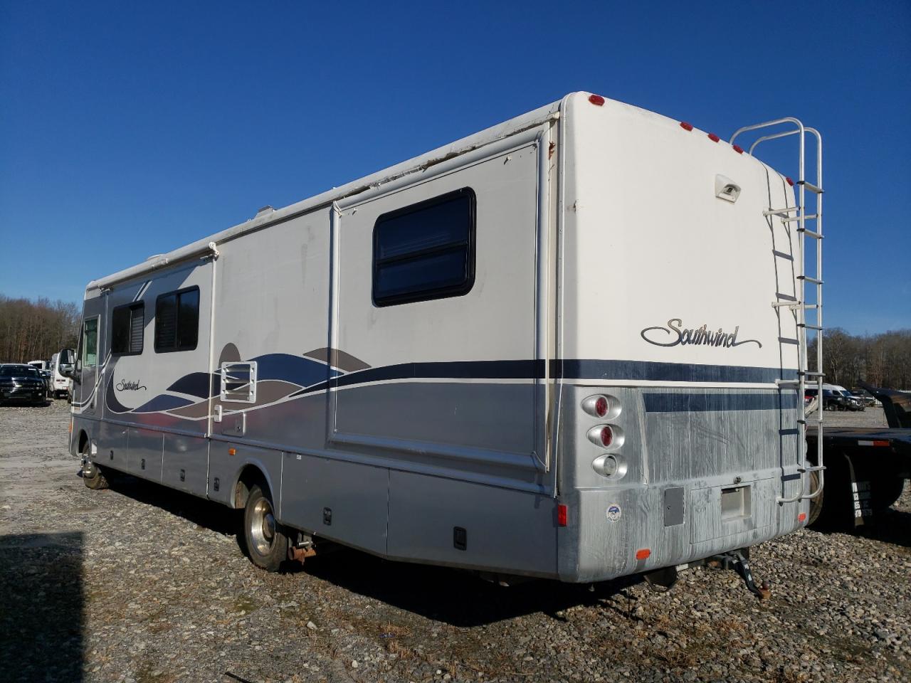 Photo 3 from auction – 2004 WORKHORSE CUSTOM CHASSIS MOTORHOME with VIN 5B4MP67G243377927