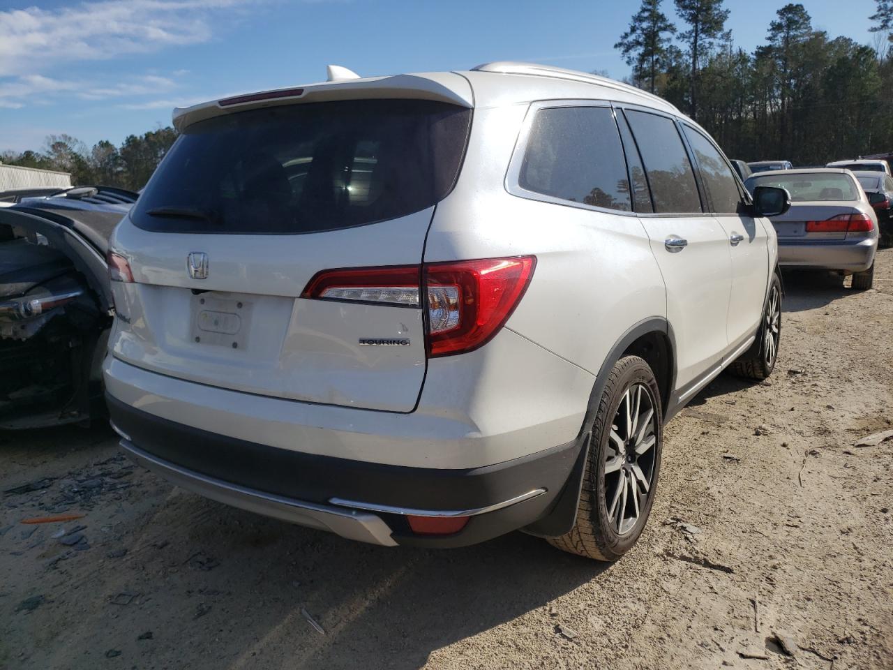 Photo 4 from auction – 2019 HONDA PILOT TOUR with VIN 5FNYF5H67KB014425