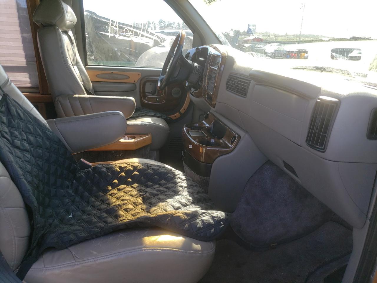 Photo 5 from auction – 2001 GMC SAVANA RV with VIN 1GDFG15R711114443