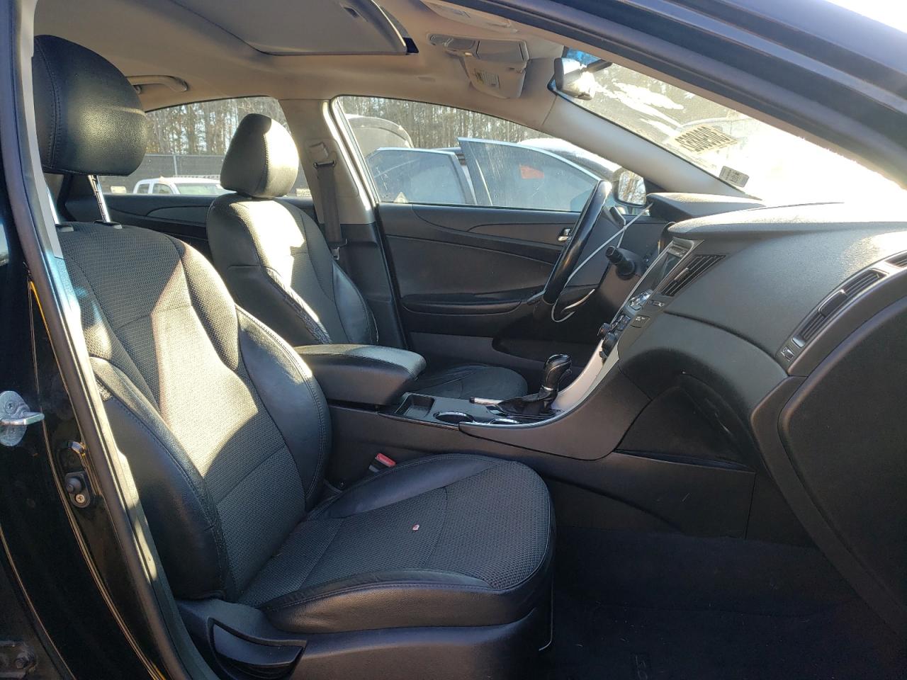 Photo 5 from auction – 2011 HYUNDAI SONATA SE with VIN 5NPEC4AB1BH317182